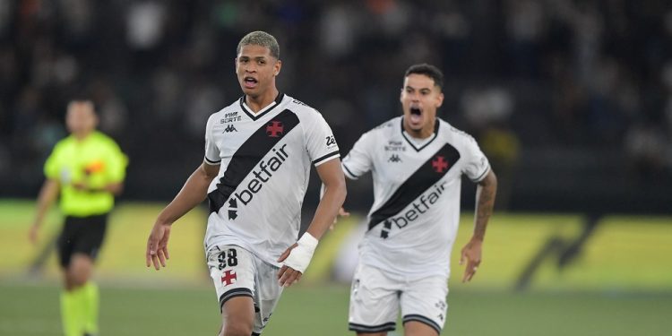 Sem Cuesta, Diniz estuda improviso na zaga para o Vasco enfrentar o Vitória, confira