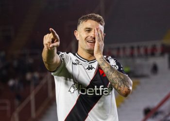 Vai se aposentar no Vasco? Clube quer renovar com Vegetti