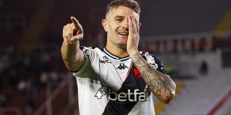 Vai se aposentar no Vasco? Clube quer renovar com Vegetti