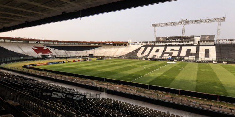Vasco realiza melhorias no gramado de São Januário, confira