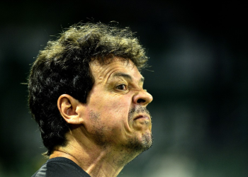 Revolução no Vasco: Diniz muda o ataque e Rayan “rouba a cena” de Vegetti