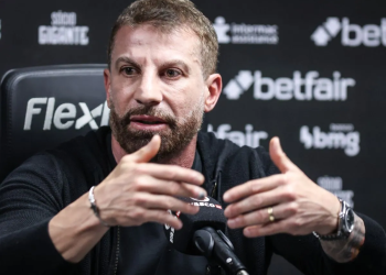 Benfica cobra 4,5 milhões de euros do Vasco por pendência na transferência de João Victor; clube português acionou a Justiça após tentativa.