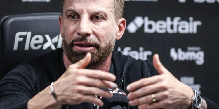 Benfica cobra 4,5 milhões de euros do Vasco por pendência na transferência de João Victor; clube português acionou a Justiça após tentativa.