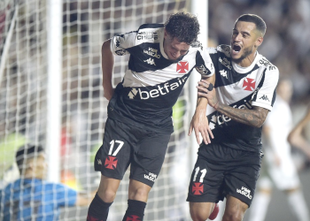 Coutinho e Nuno Moreira viram pilares de Diniz e lideram maratona de jogos no Vasco