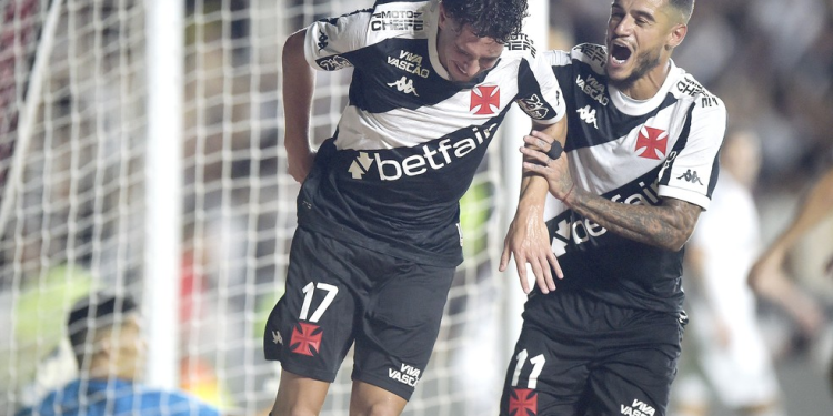Coutinho e Nuno Moreira viram pilares de Diniz e lideram maratona de jogos no Vasco