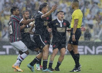 Torcida do Fluminense reclama da escalação de juiz para o clássico contra o Vasco