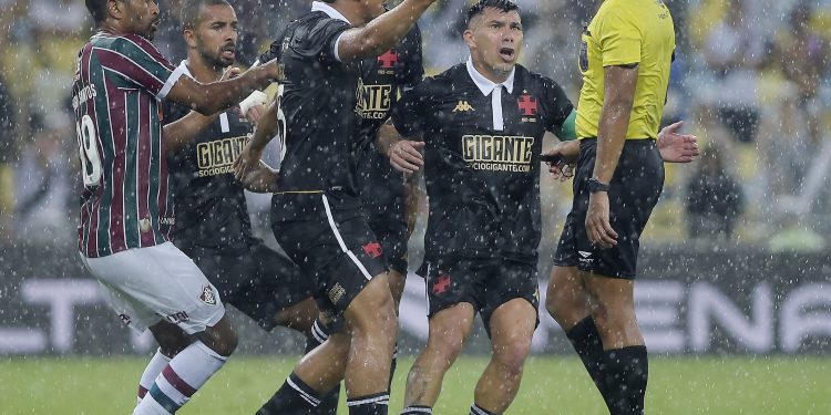 Torcida do Fluminense reclama da escalação de juiz para o clássico contra o Vasco