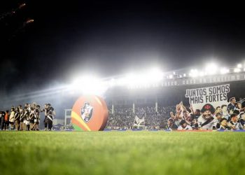Organizada do Botafogo protesta contra preço de ingressos para clássico com o Vasco: “Futebol é do povo”