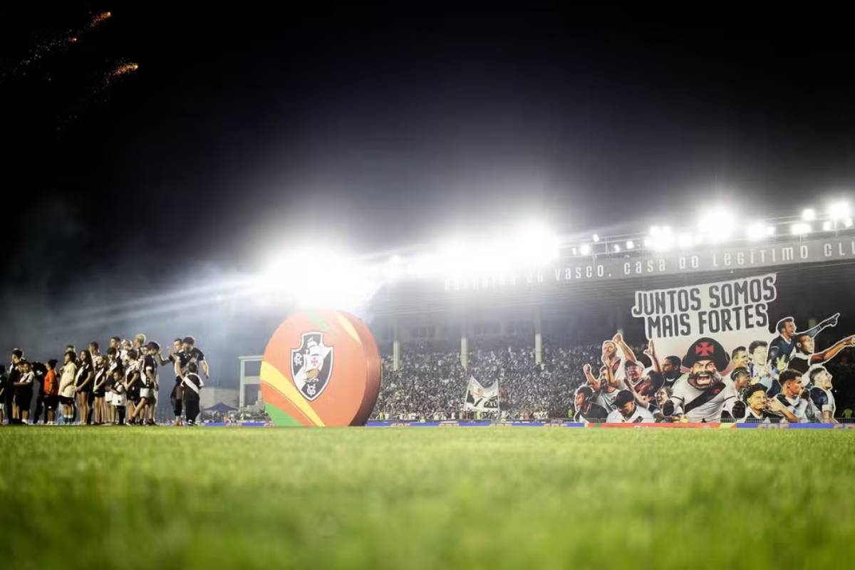 Organizada do Botafogo protesta contra preço de ingressos para clássico com o Vasco: “Futebol é do povo”