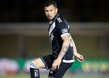 Hugo Moura perde espaço no Vasco e vira reserva; Diniz explica decisão