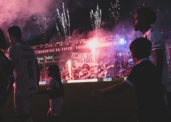 Vasco segue em 13º lugar após empate entre Inter e Santos