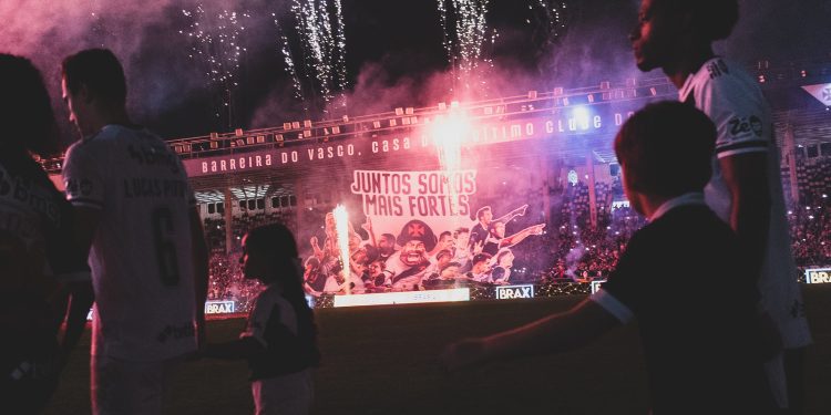 Vasco segue em 13º lugar após empate entre Inter e Santos