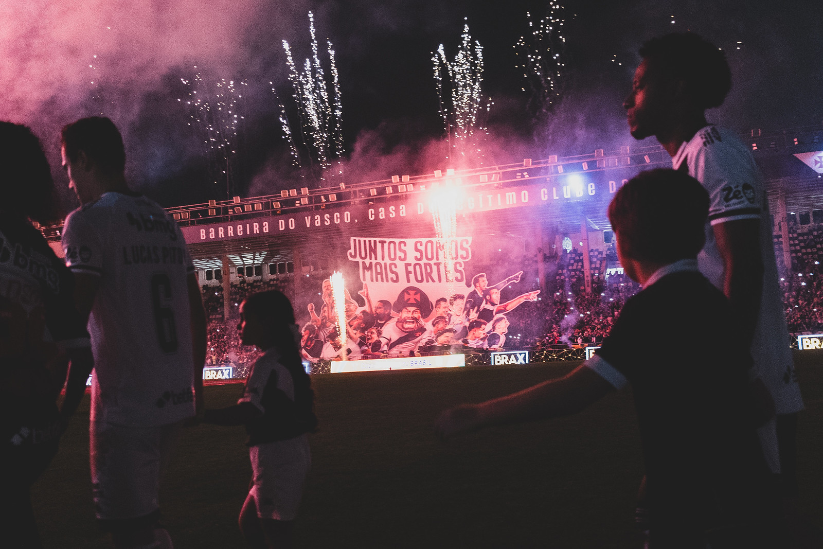 Vasco segue em 13º lugar após empate entre Inter e Santos