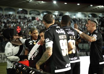 1. Volante perdeu espaço após grave lesão e não tem conversas para renovação com o Vasco da Gama.