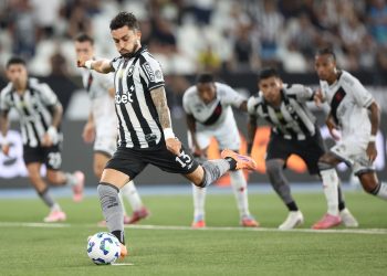 Os torcedores do Vasco perderam a paciência com o volante Tchê Tchê após a primeira etapa do clássico contra o Botafogo.