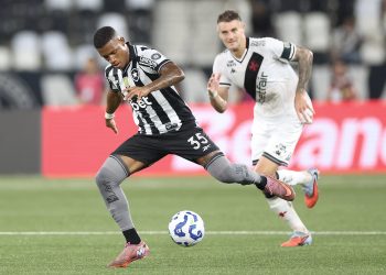 Vasco: Diniz rebate críticas sobre Tchê Tchê e Vegetti