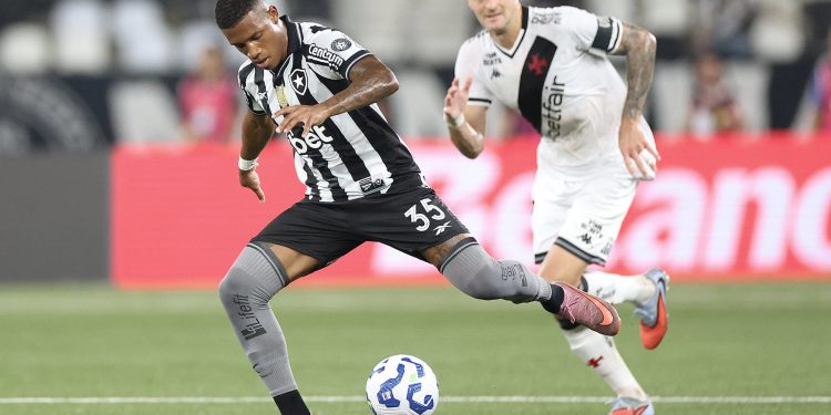 Vasco: Diniz rebate críticas sobre Tchê Tchê e Vegetti