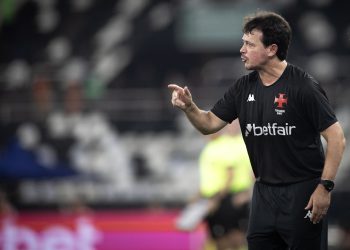 Surpresa nos relacionados! Diniz deixa zagueiro fora contra o Juventude