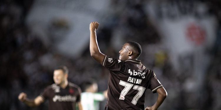 Barcelona tenta limitar oferta por Rayan a 30 milhões de euros, mas Vasco mantém pedida de 35 milhões