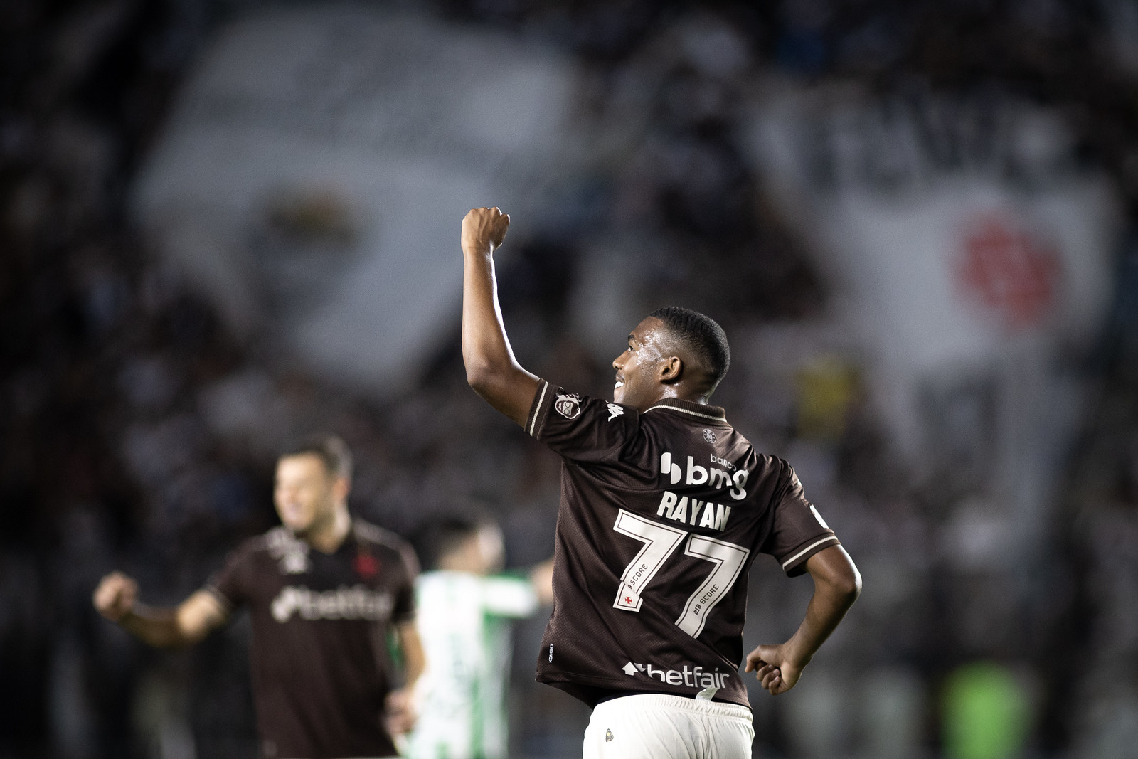 Barcelona tenta limitar oferta por Rayan a 30 milhões de euros, mas Vasco mantém pedida de 35 milhões