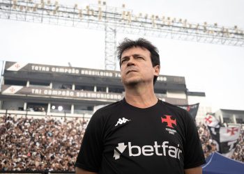 Torcida do Vasco critica Fernando Diniz após derrota para o Mirassol em São Januário