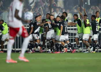 Titular destrói o Inter e Diniz dispara: “A melhor partida dele no Vasco”