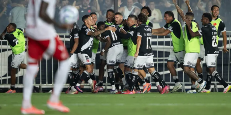 Titular destrói o Inter e Diniz dispara: “A melhor partida dele no Vasco”