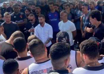 Clima tenso no Vasco! Torcida encara elenco e dispara: ‘Vocês estão boicotando técnico?’