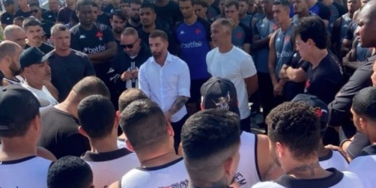Clima tenso no Vasco! Torcida encara elenco e dispara: ‘Vocês estão boicotando técnico?’