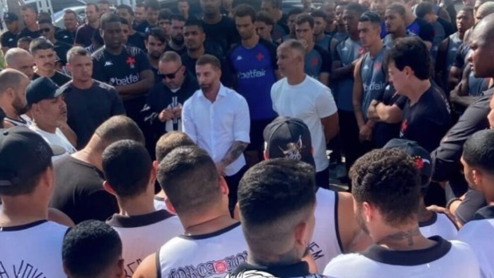 Clima tenso no Vasco! Torcida encara elenco e dispara: ‘Vocês estão boicotando técnico?’