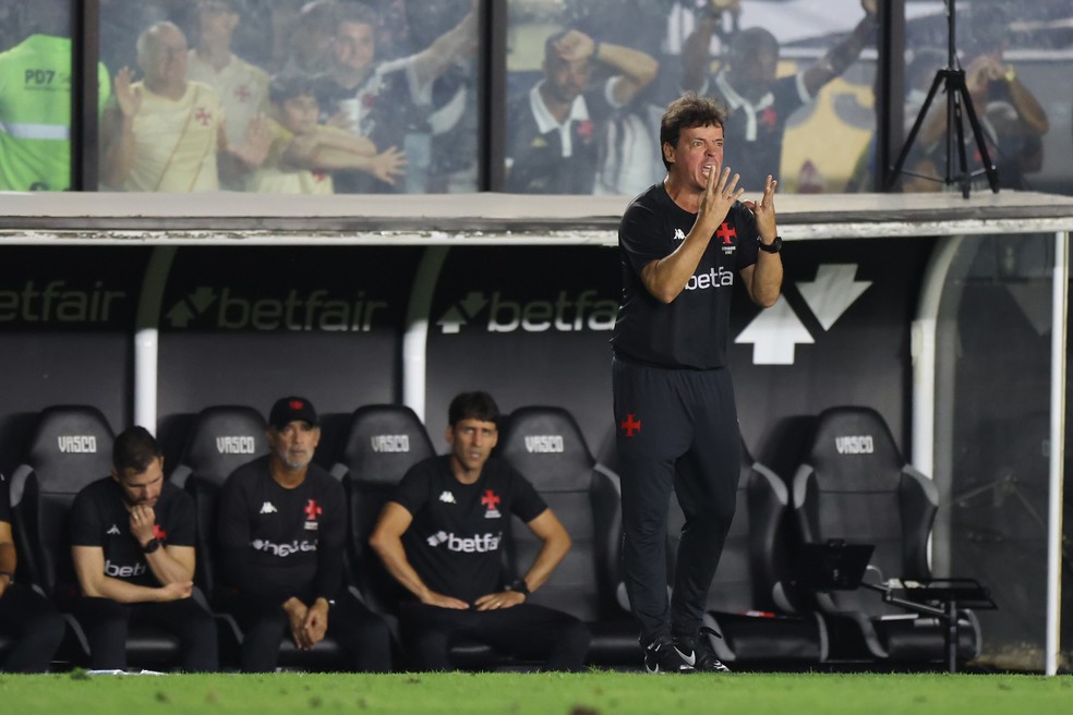 Técnico do Vasco tem 30 dias para resolver 4 “bombas” antes da semifinal