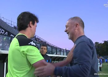 Técnico do Vasco cumprimenta Mano Menezes