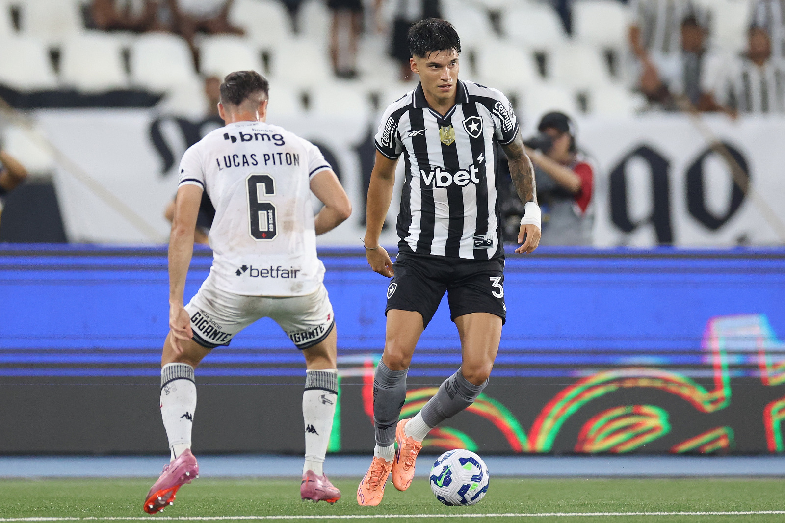 Vasco perde para o Botafogo no Nilton Santos e se afasta do G-7