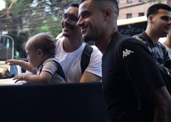 Visita inesperada agita concentração do Vasco e pega Coutinho de surpresa