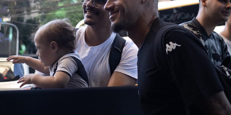 Visita inesperada agita concentração do Vasco e pega Coutinho de surpresa