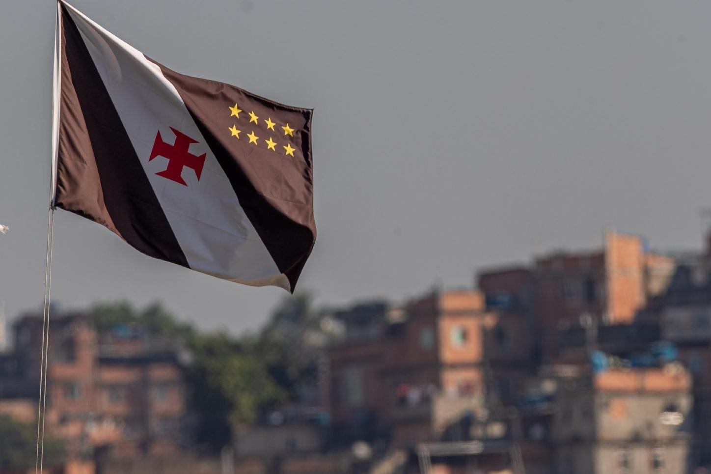 Torcida do Vasco mostra grandeza e ajuda construir novo vestiário no CT