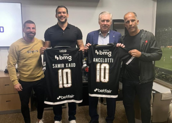 Técnico da Seleção Brasileira em São Januário para acompanhar partida do Vasco
