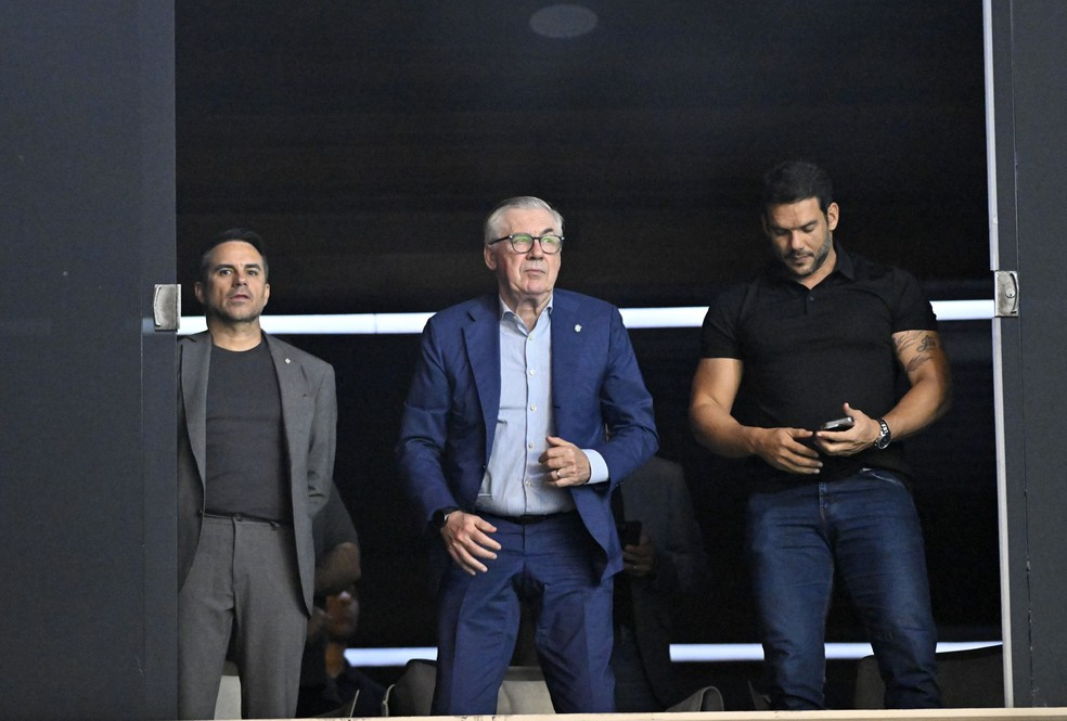 Ancelotti ignora cotados, mas chama 1 do Vasco e se rende: “Espetacular”