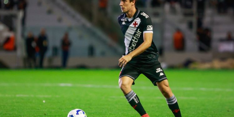 Lucas Piton evolui bem na recuperação e deve voltar ao grupo na reapresentação do Vasco