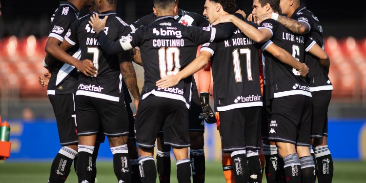 Jogador "esquecido" conquista Diniz e deve ganhar mais chances pelo Vasco