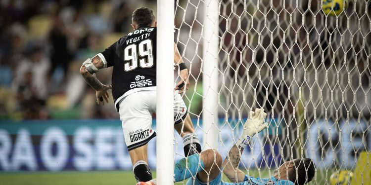 Maicon provoca torcida com mensagem a Vegetti, do Vasco: “Vem, matador”