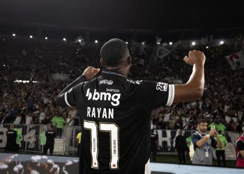 Vasco anuncia renovação com Rayan