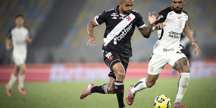 Valorizado após convocações, Paulo Henrique tem futuro indefinido no Vasco