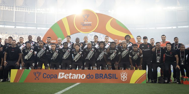 Vasco ajusta elenco e trabalha para liberar vagas de estrangeiros visando 2026