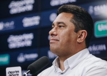 Presidente do Ceará nega contato do Vasco por zagueiro