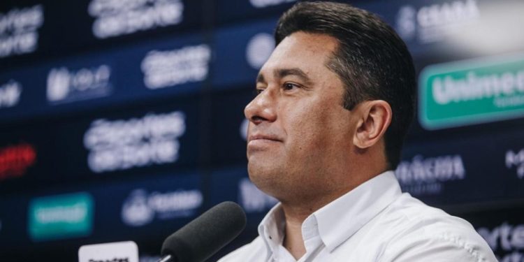 Presidente do Ceará nega contato do Vasco por zagueiro