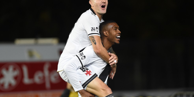 Rayan e Vegetti igualam marca histórica no Vasco