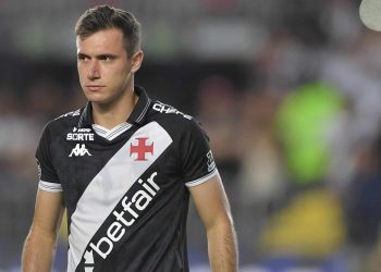 Lucas Piton deixa o campo com dores no joelho e vira preocupação no Vasco