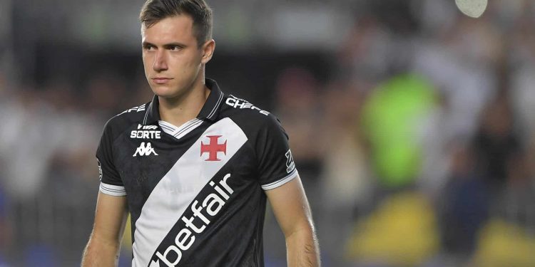 Lucas Piton deixa o campo com dores no joelho e vira preocupação no Vasco
