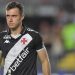 Lucas Piton deixa o campo com dores no joelho e vira preocupação no Vasco
